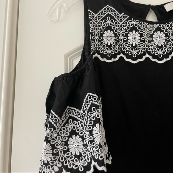 LOFT Black and White Eyelet Cold Shoulder Top XS - Picture 7 of 7
